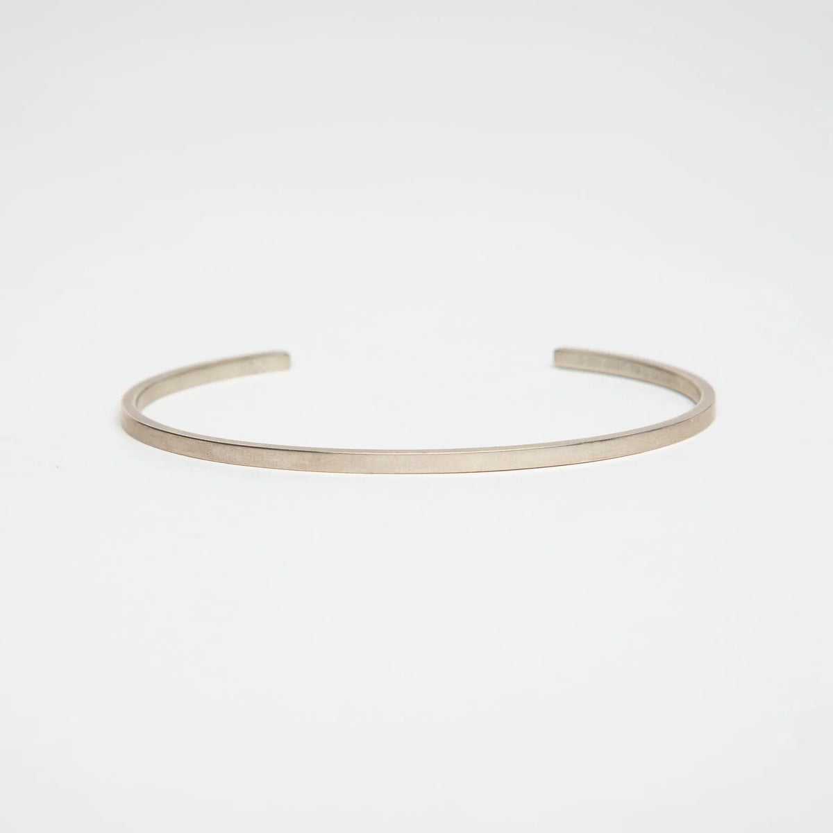LE GRAMME | 7G POLISHED SILVER RIBBON CUFF BRACELET