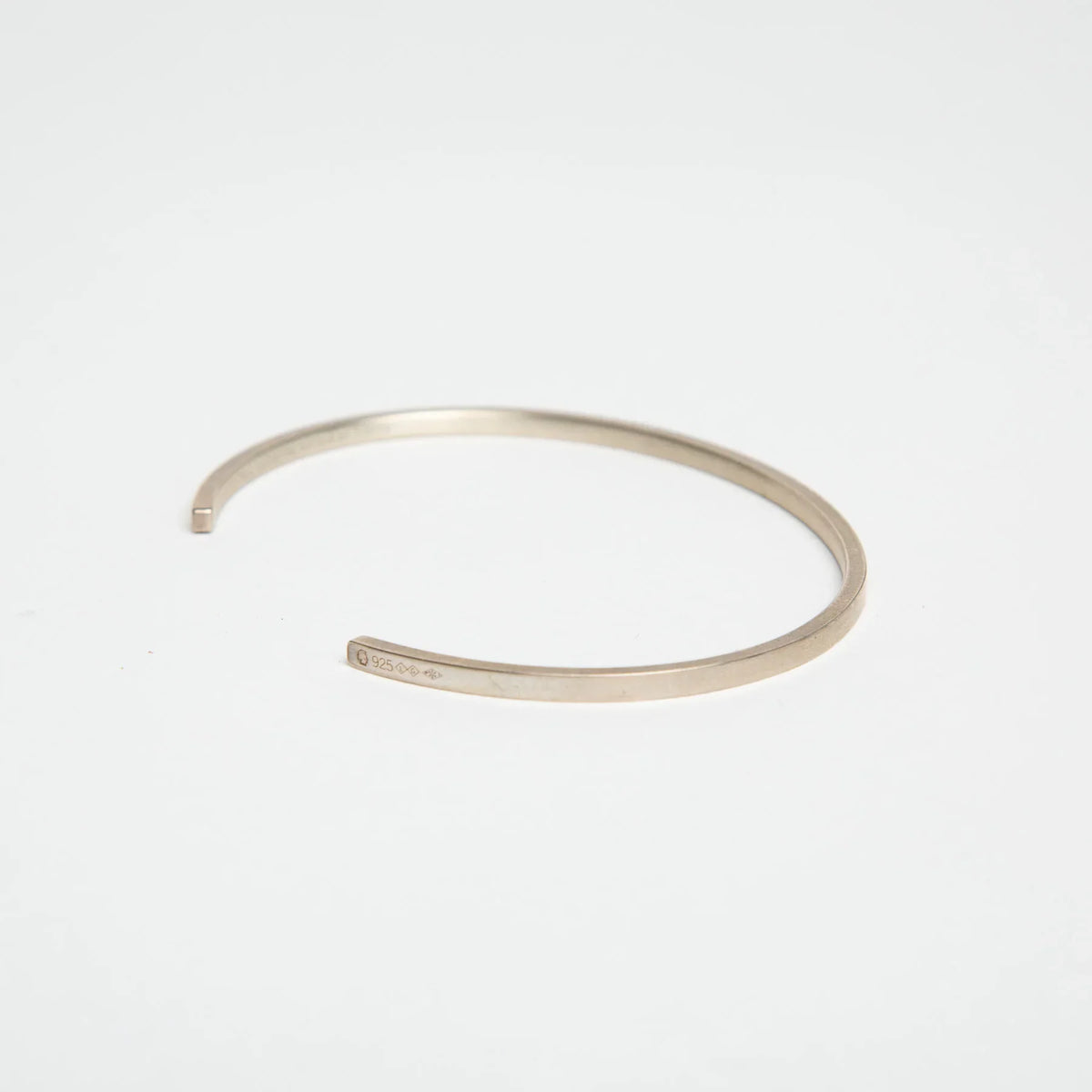 LE GRAMME | 7G POLISHED SILVER RIBBON CUFF BRACELET