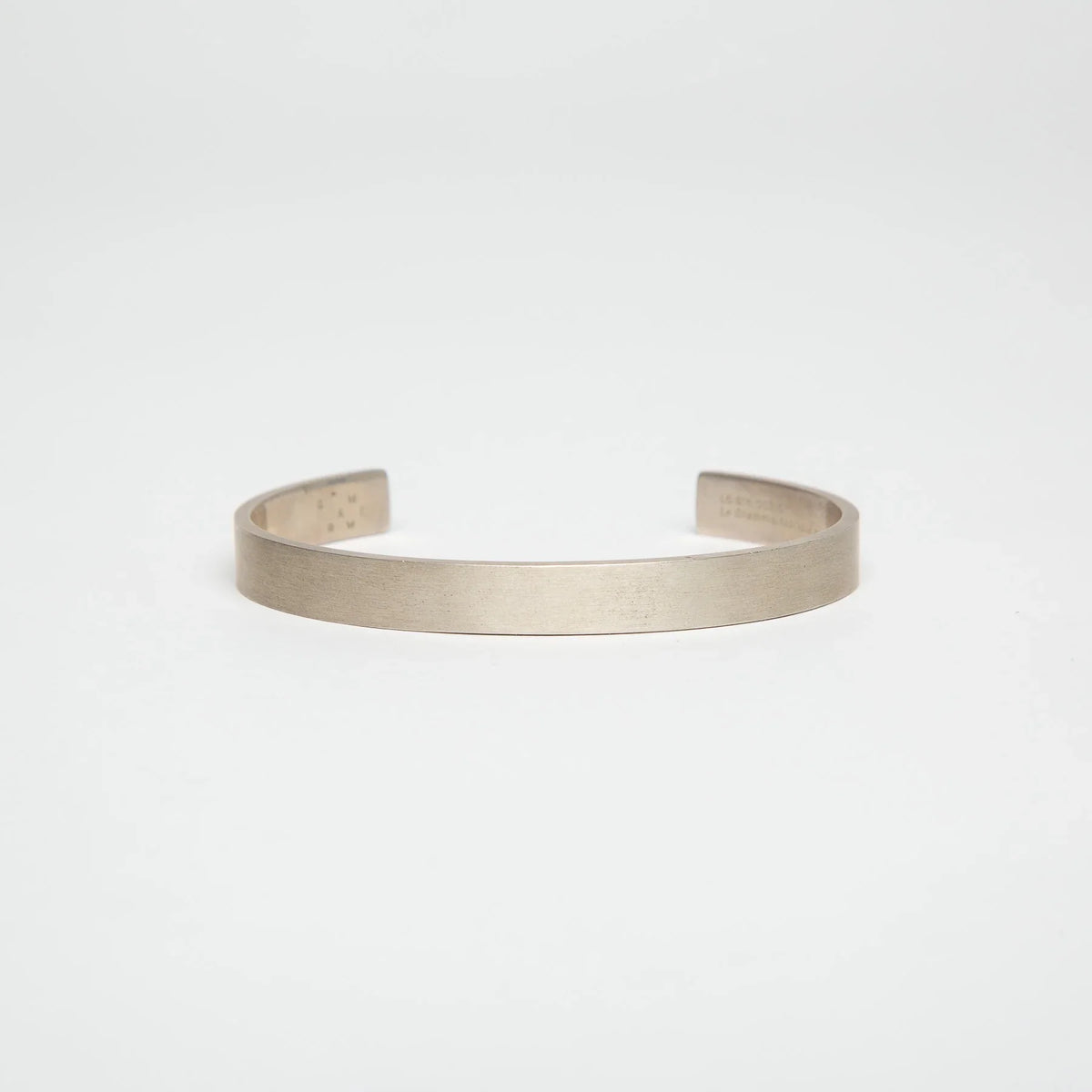 LE GRAMME | 21G BRUSHED SILVER RIBBON CUFF BRACELET