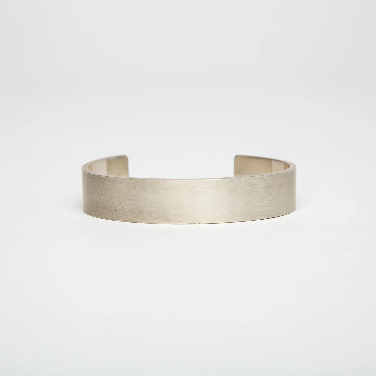LE GRAMME | 41G BRUSHED SILVER RIBBON CUFF BRACELET