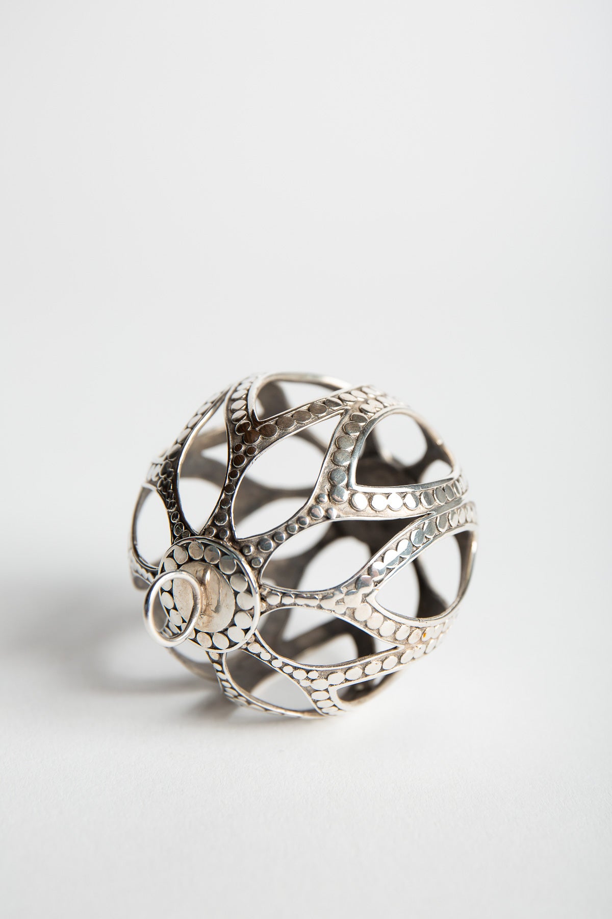 HARDY | ROUND CHRISTMAS ORNAMENT