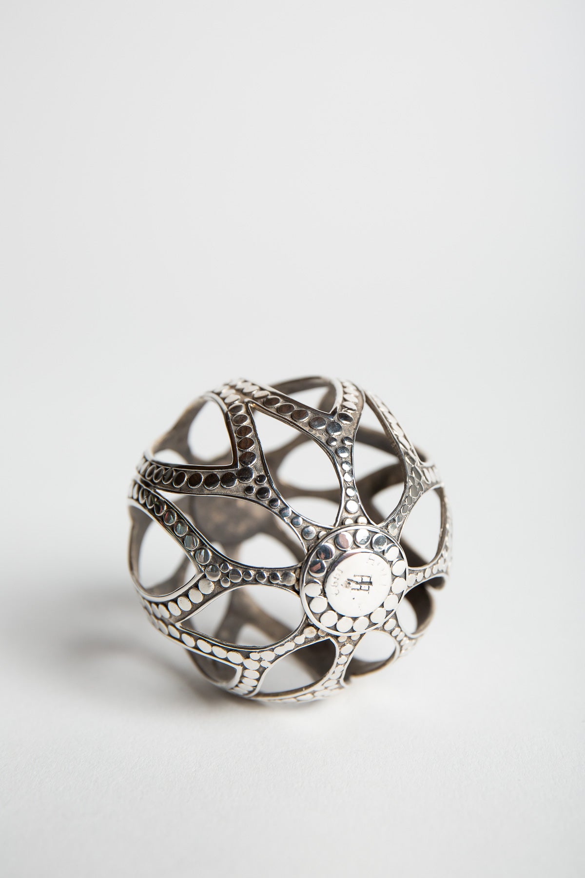 HARDY | ROUND CHRISTMAS ORNAMENT