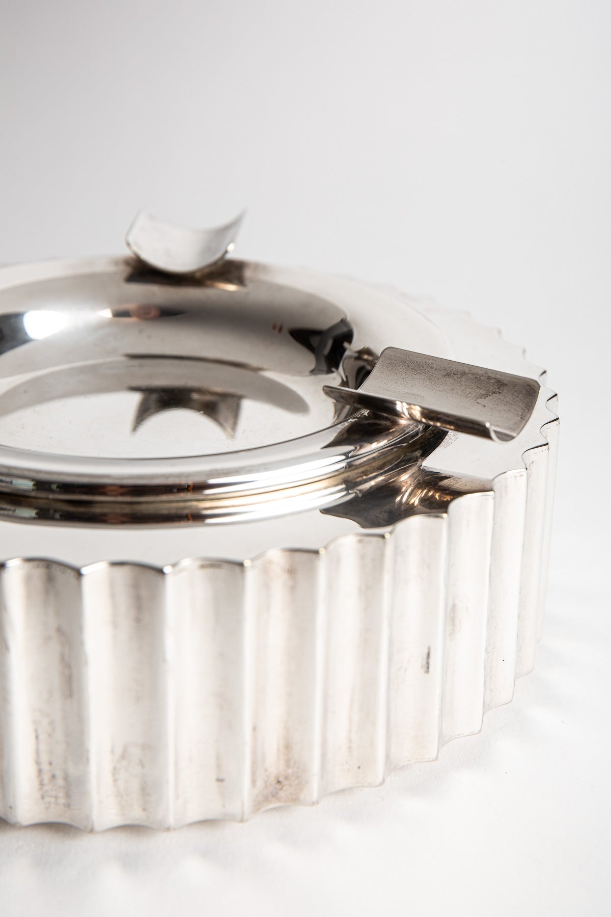 MAXFIELD PRIVATE COLLECTION | 1940'S MACHINE AGE ASHTRAY