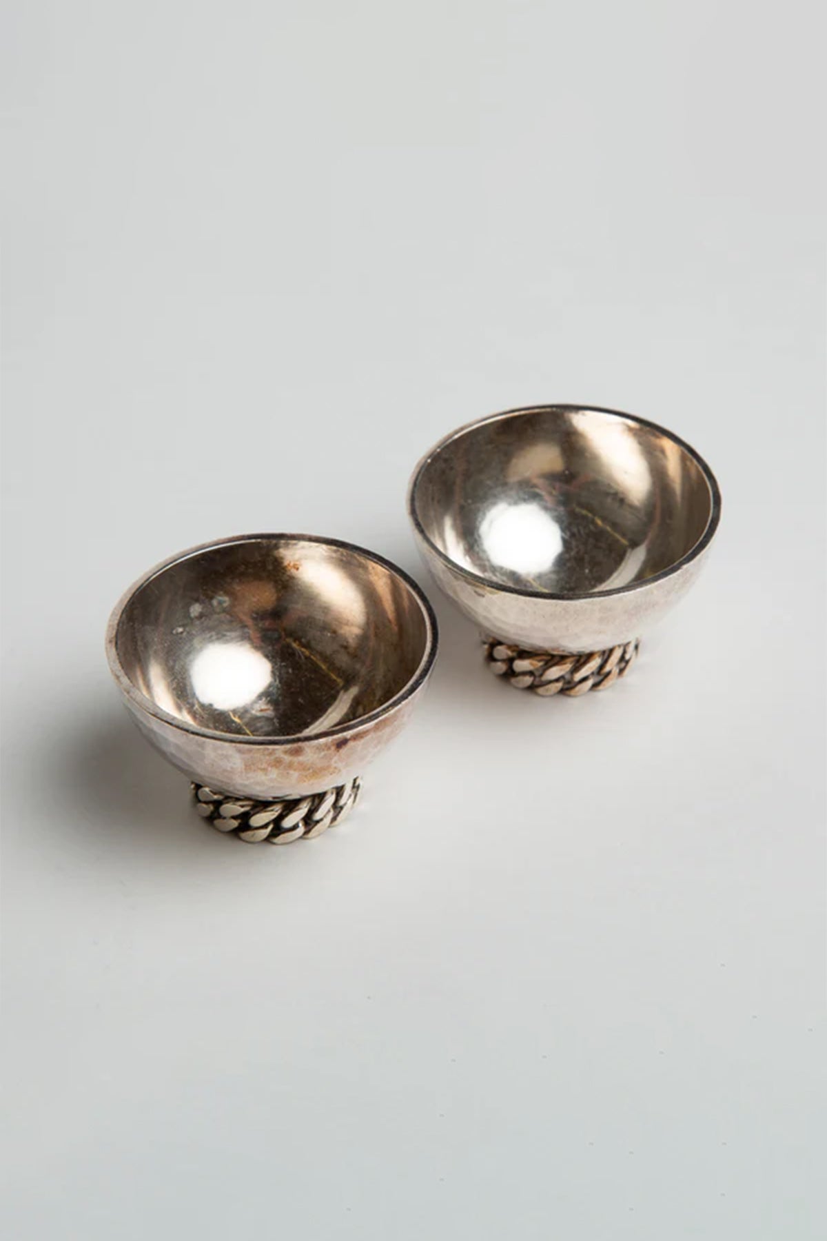 JEAN DESPRÉS | PAIR OF SILVER BOWLS WITH CHAINS