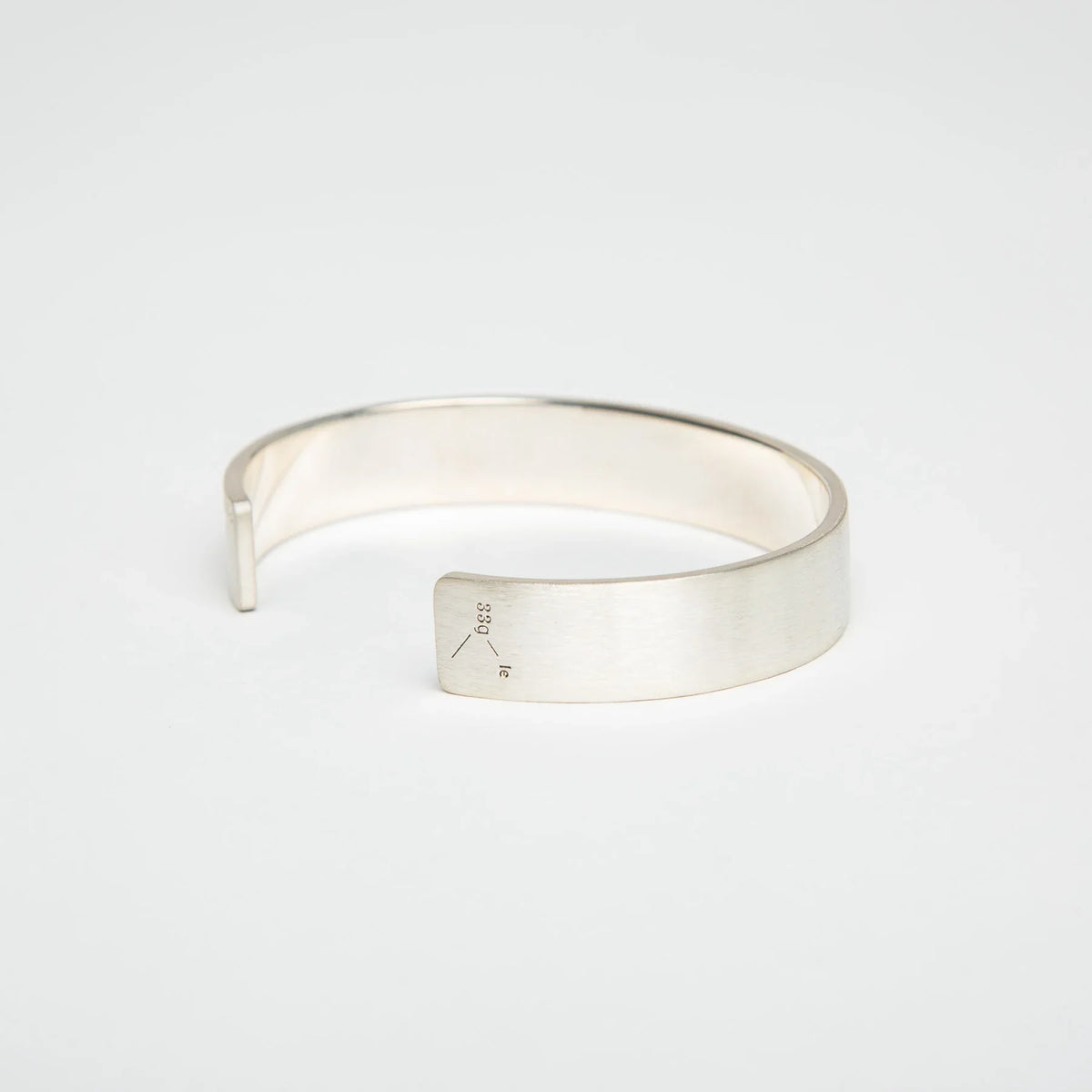 LE GRAMME | 33G BRUSHED SILVER RIBBON CUFF BRACELET