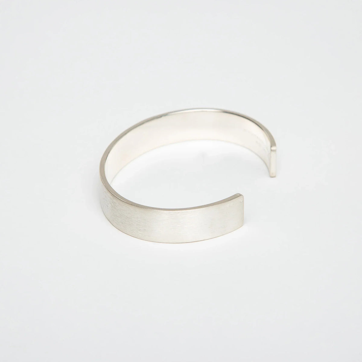 LE GRAMME | 33G BRUSHED SILVER RIBBON CUFF BRACELET