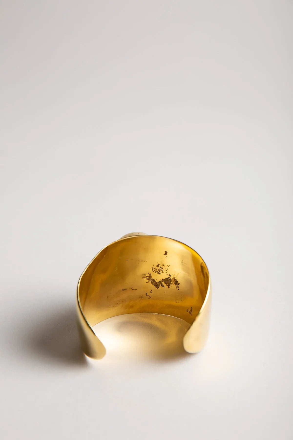 TOM BINNS | LARGE GOLD SKULL CUFF
