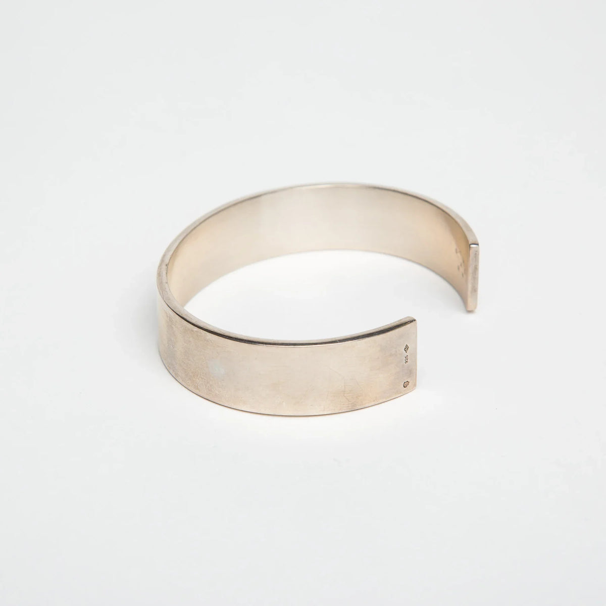 LE GRAMME | 41G POLISHED SILVER RIBBON CUFF BRACELET