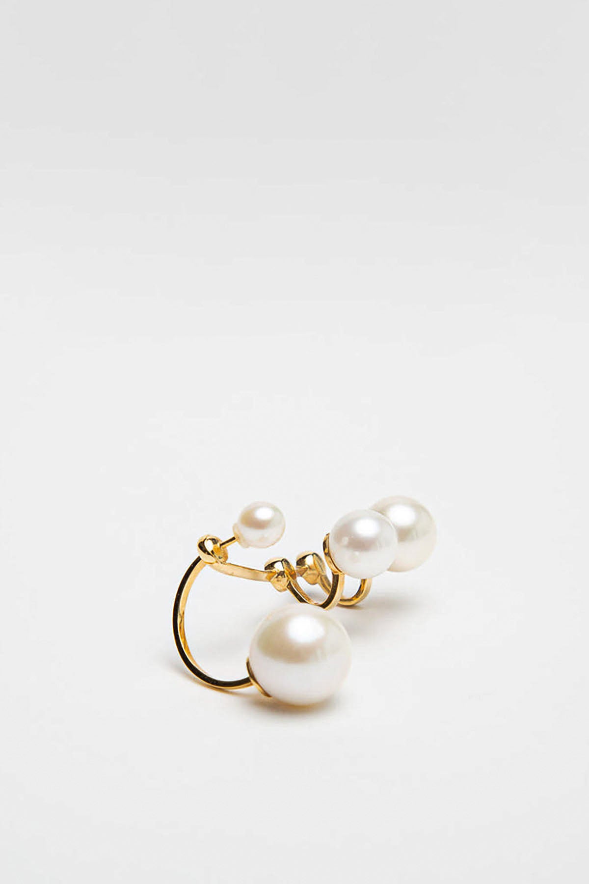 DELFINA DELETTREZ | MULTI PEARL EARCUFF