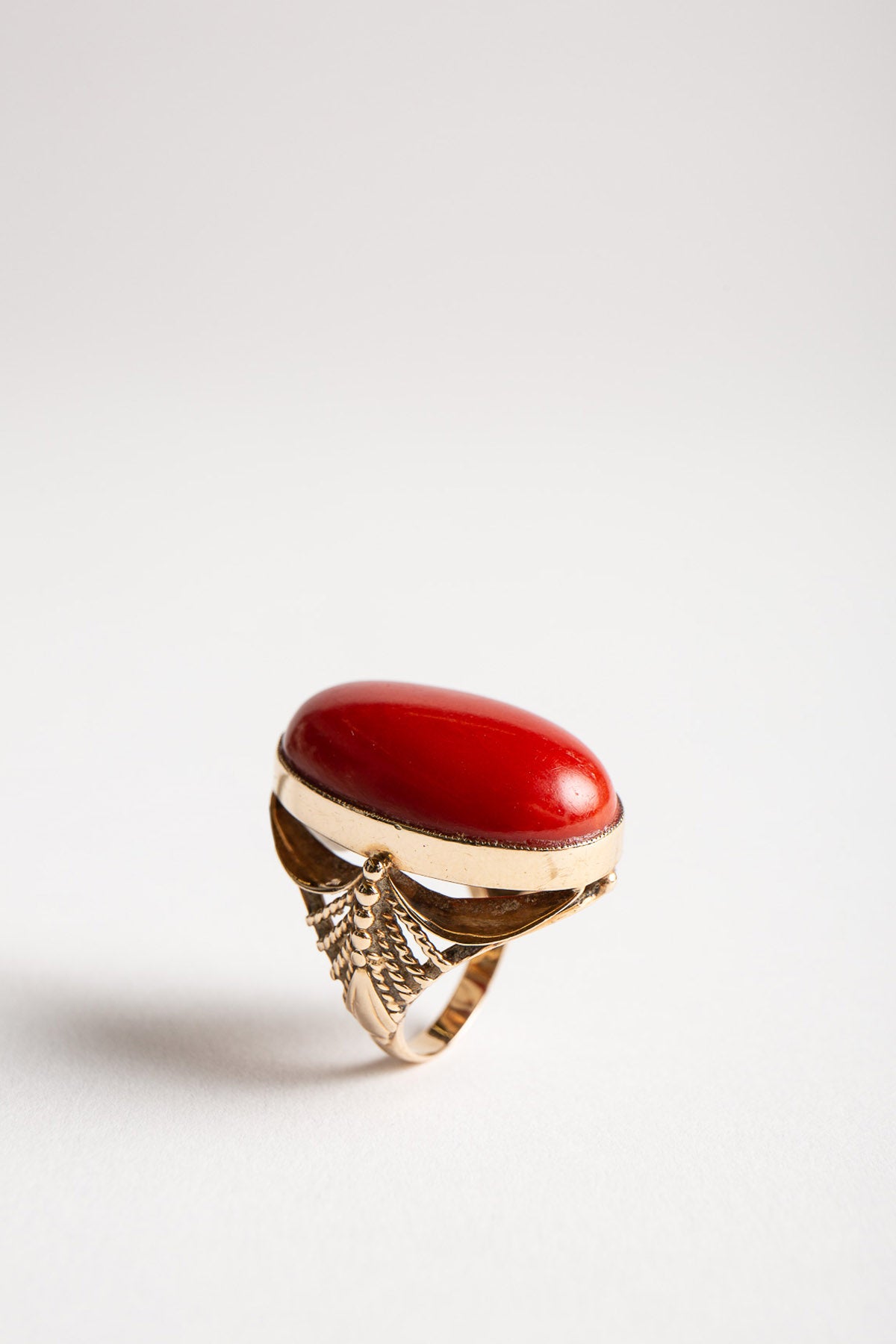 MAXFIELD PRIVATE COLLECTION | 1970'S 18K CORAL RING