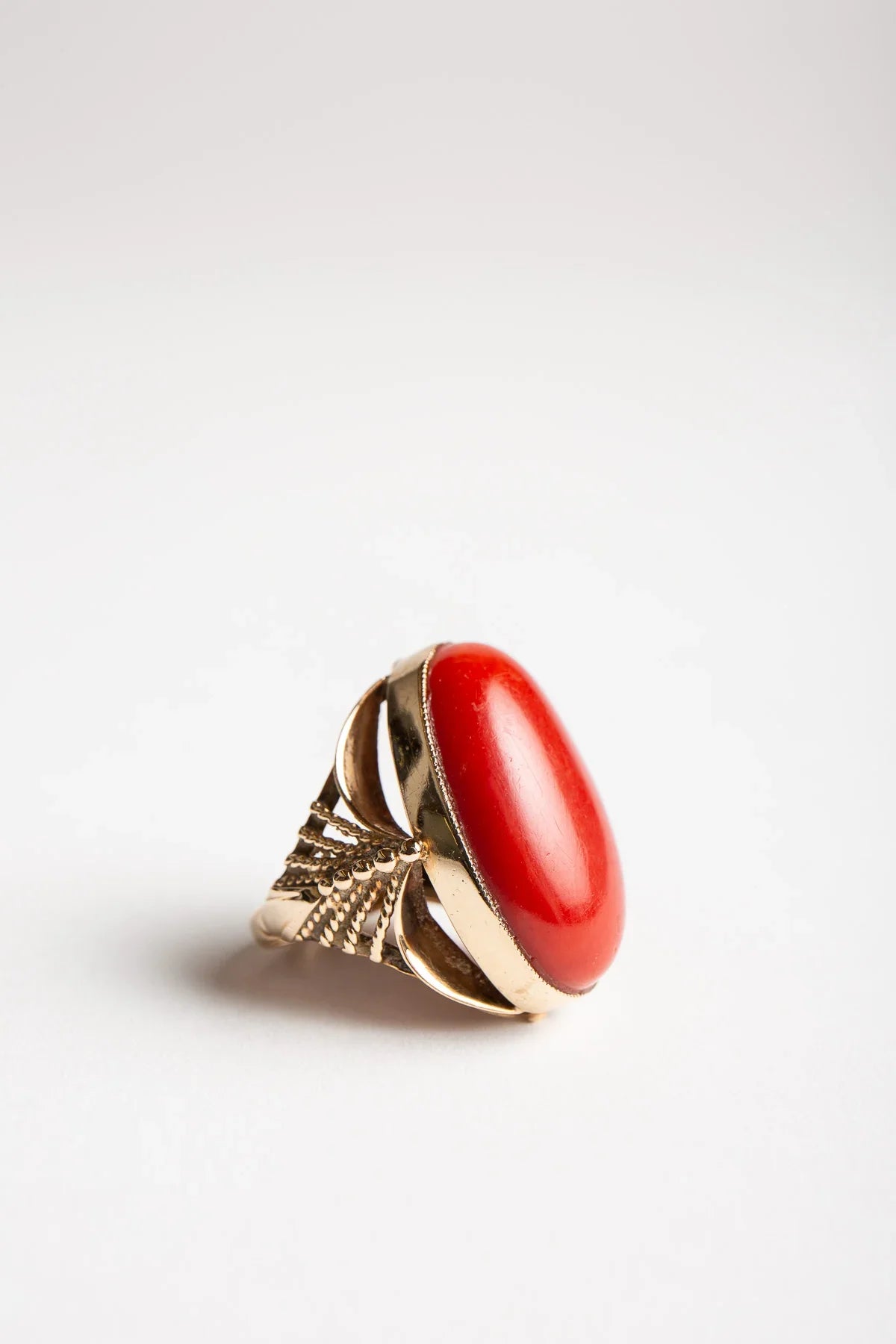 MAXFIELD PRIVATE COLLECTION | 1970'S 18K CORAL RING