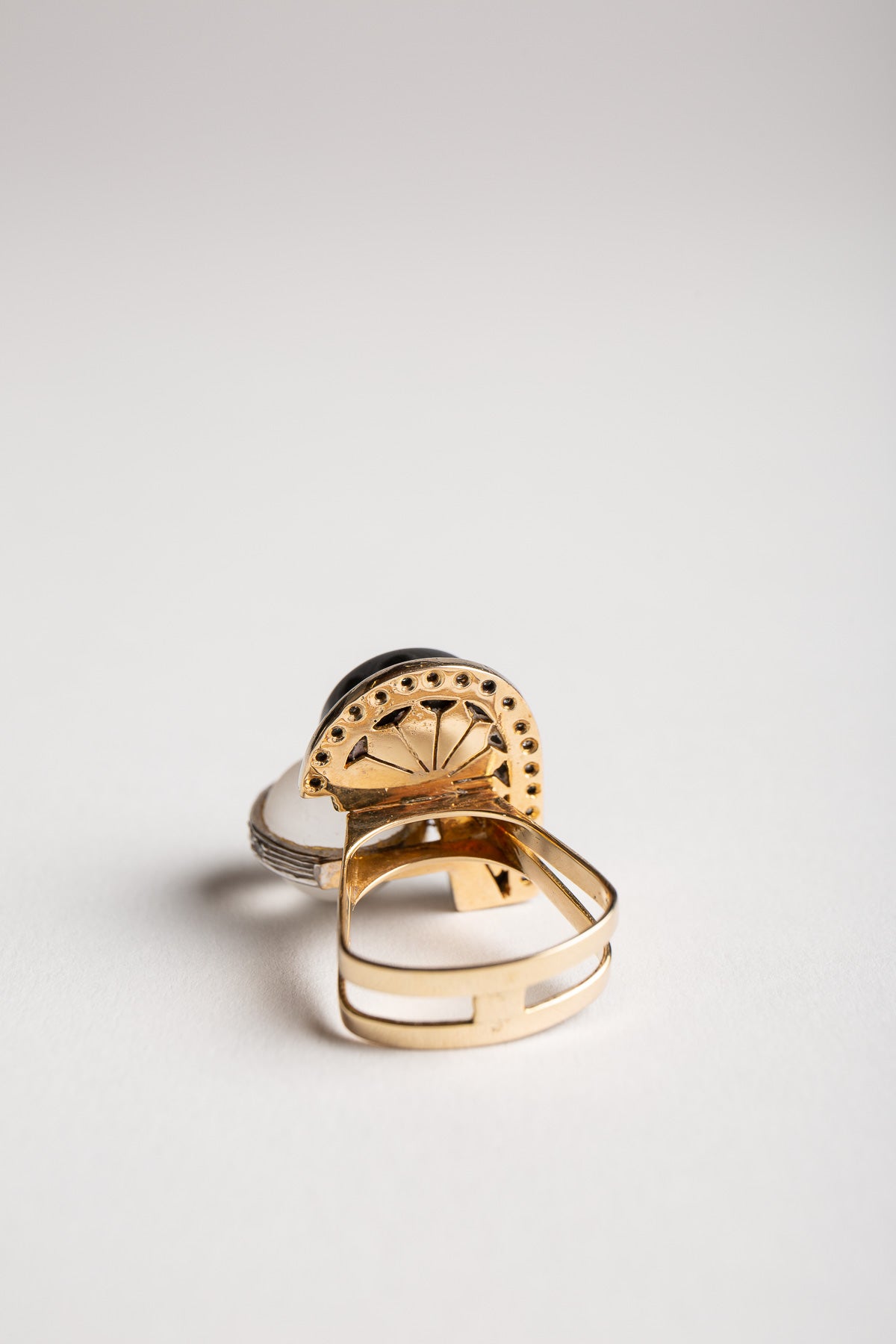 MAXFIELD PRIVATE COLLECTION | 1970'S ONYX QUARTZ RING