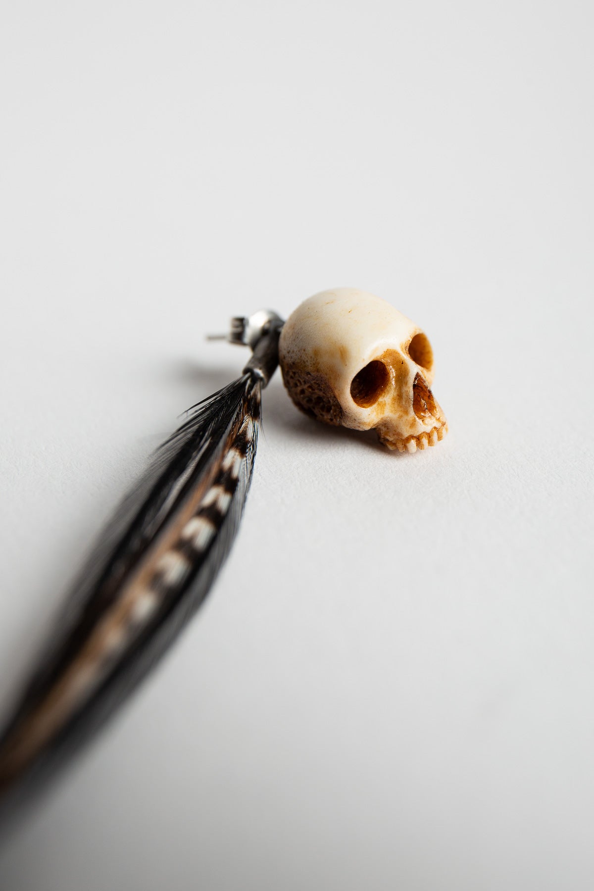 MANIAC | SINGLE SKULL & FEATHER EARRING