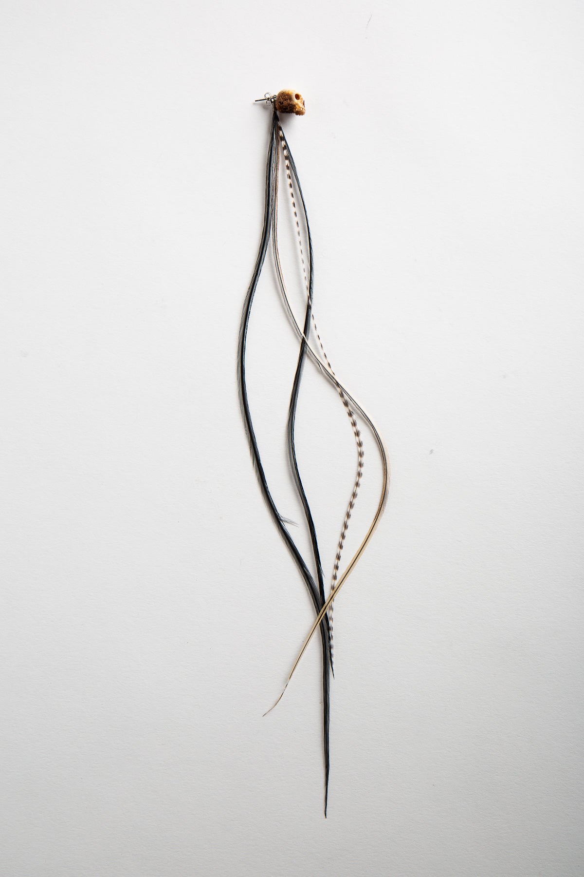 MANIAC | SINGLE SKULL & FEATHER EARRING