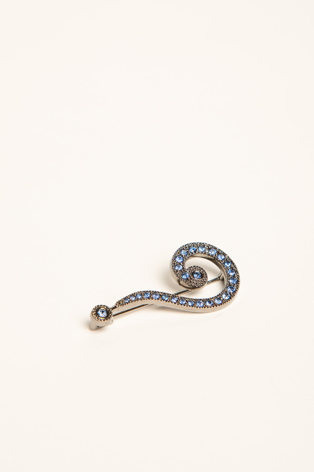 MAXFIELD PRIVATE COLLECTION | SAPPHIRE QUESTION MARK BROOCH