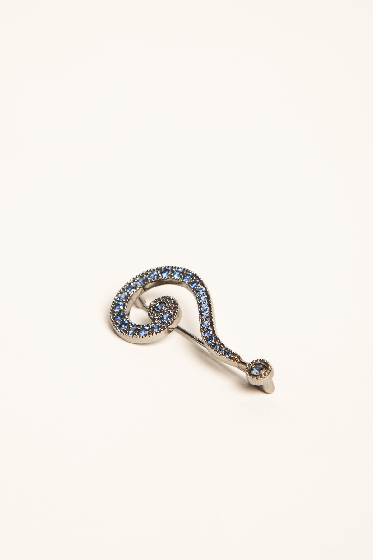 MAXFIELD PRIVATE COLLECTION | SAPPHIRE QUESTION MARK BROOCH