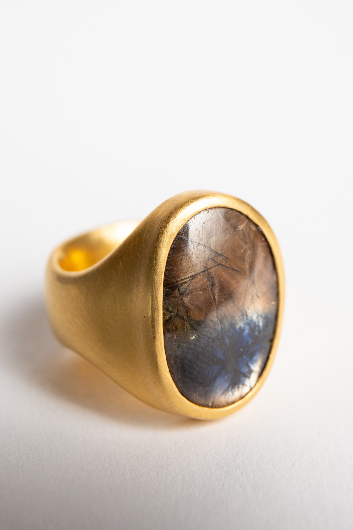 ELI HALILI | YELLOW GOLD & BROWN SAPPHIRE RING