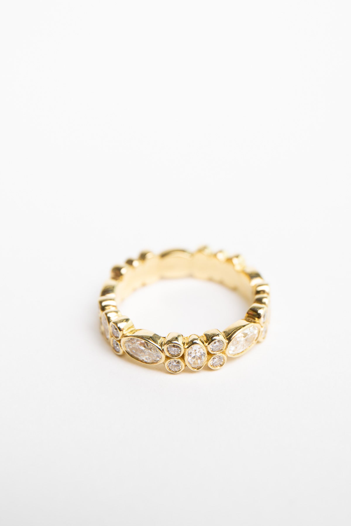 MAUD JEWELRY | 18K GOLD OVAL & ROUND DIAMOND STACK RING