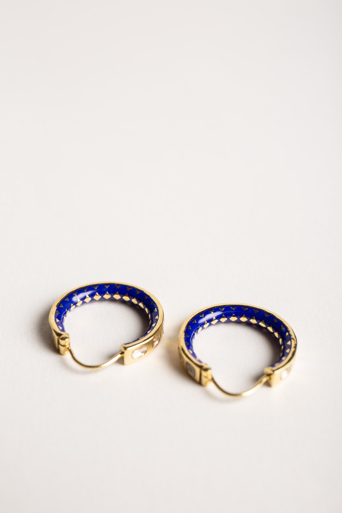 AMRAPALI LONDON | 18K YELLOW GOLD ENAMEL DIAMOND HOOP EARRINGS