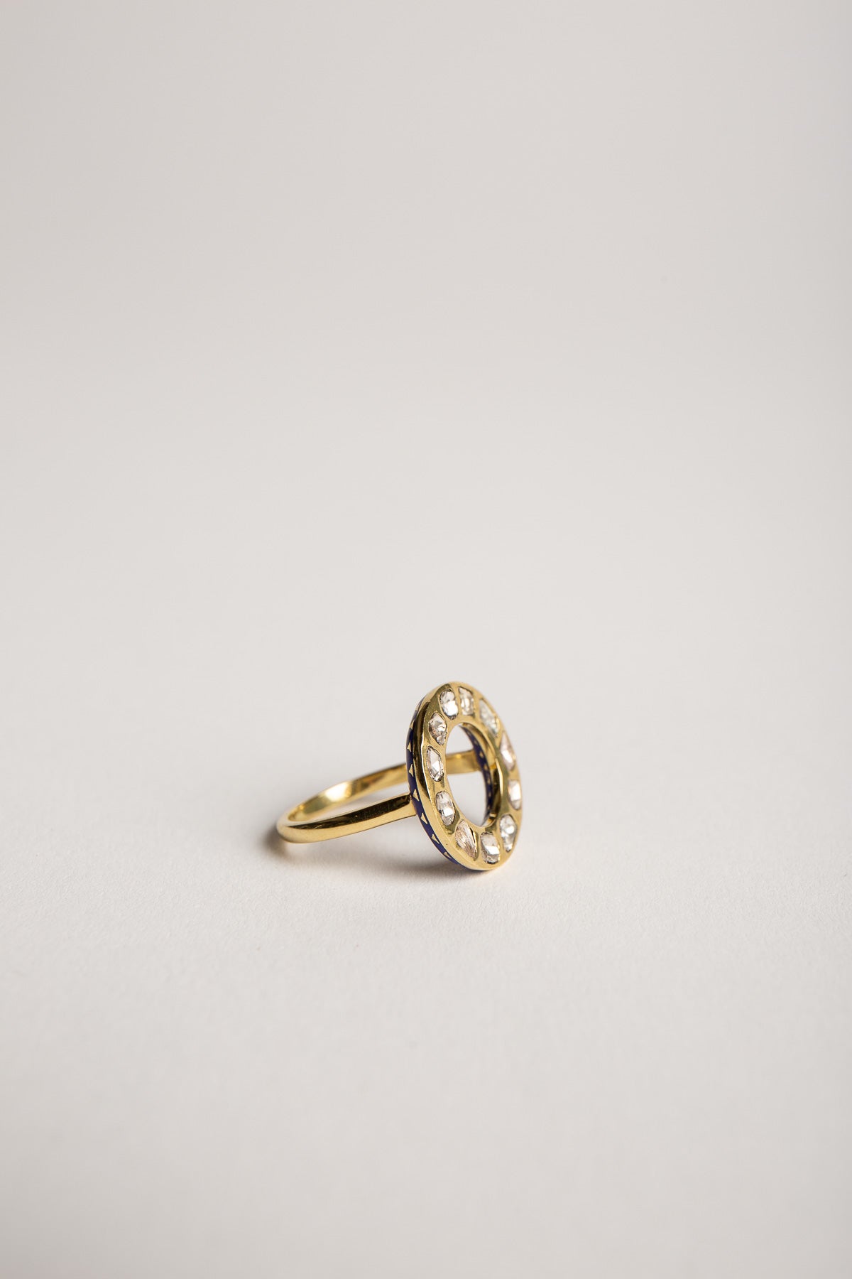 AMRAPALI LONDON | 18K YELLOW GOLD ENAMEL ROUND DIAMOND RING