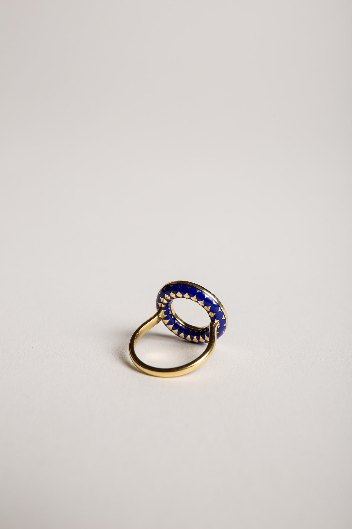 AMRAPALI LONDON | 18K YELLOW GOLD ENAMEL ROUND DIAMOND RING