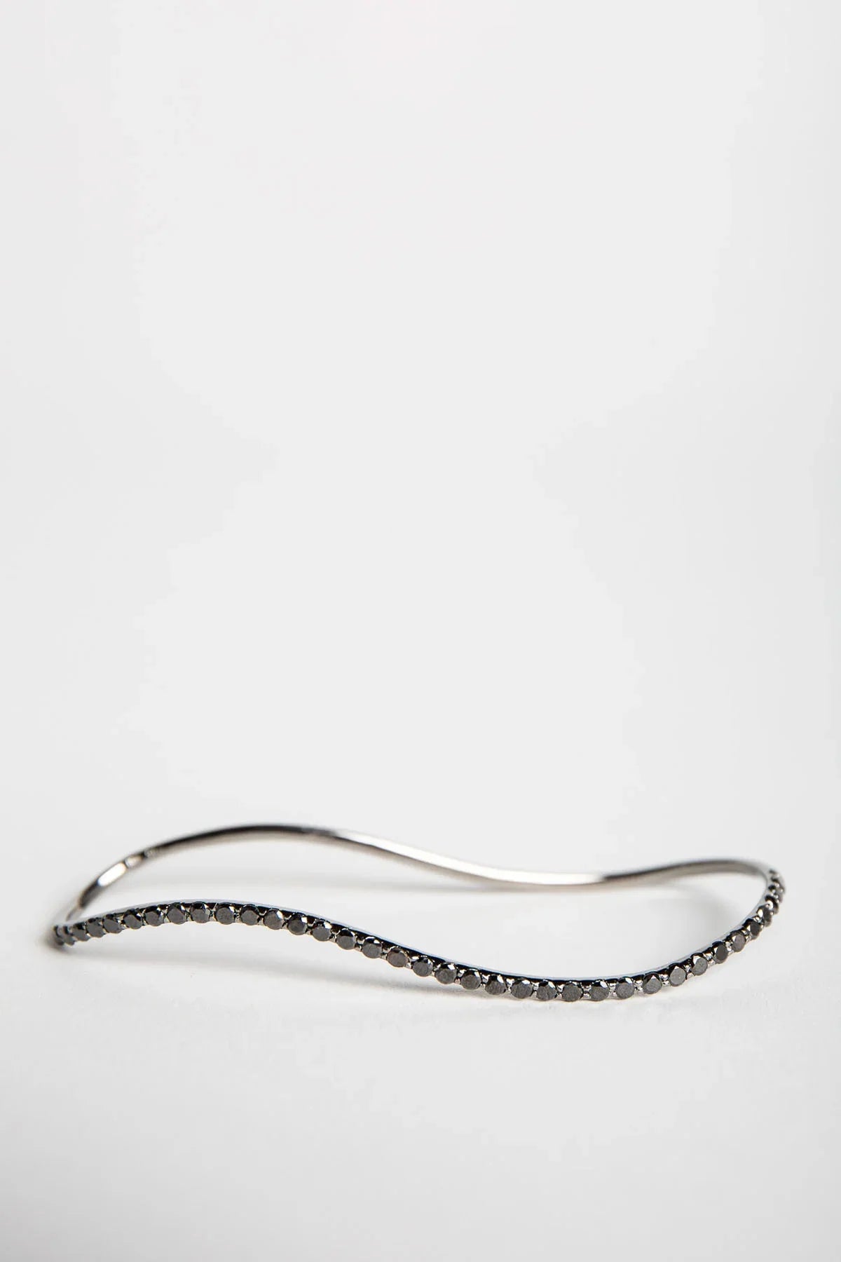 STEFERE | WHITE GOLD & BLACK DIAMOND HAND RING