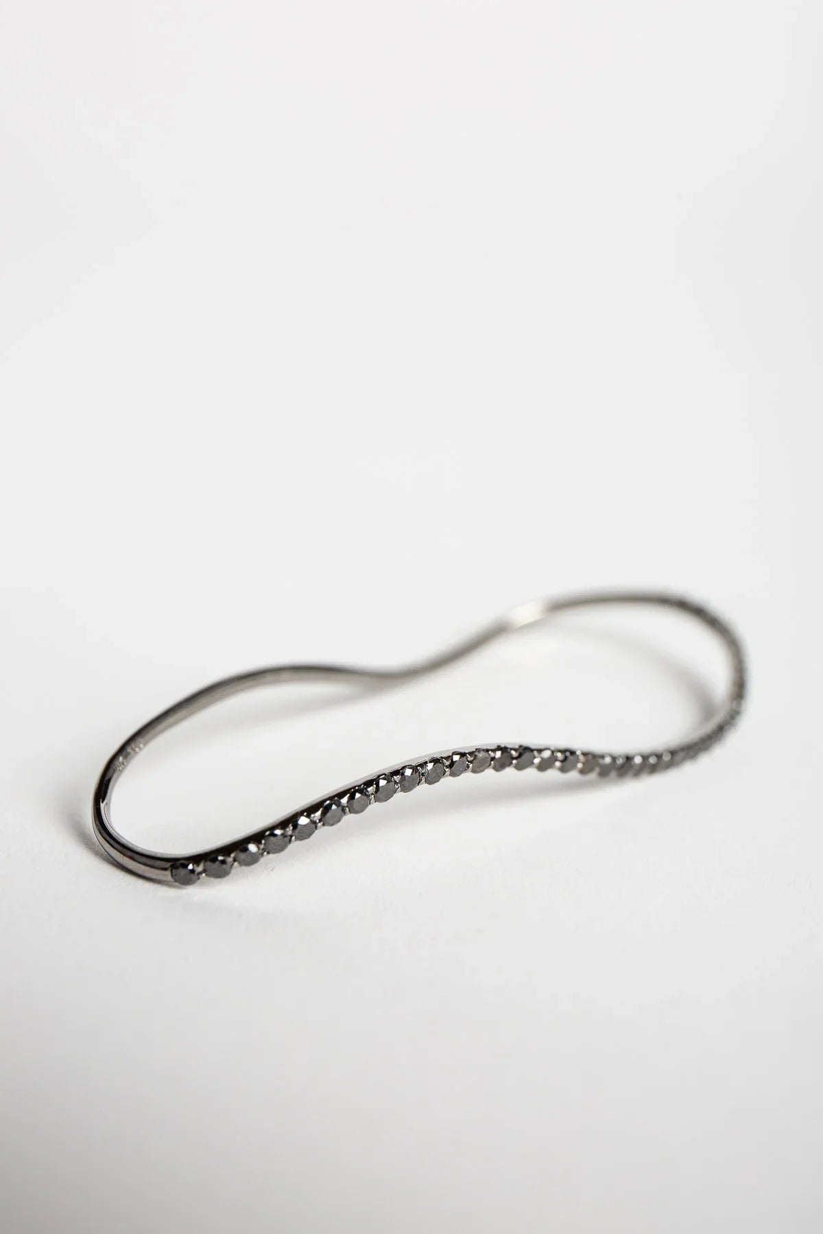 STEFERE | WHITE GOLD & BLACK DIAMOND HAND RING