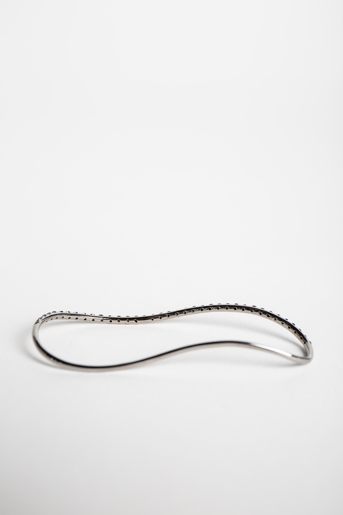 STEFERE | WHITE GOLD & BLACK DIAMOND HAND RING