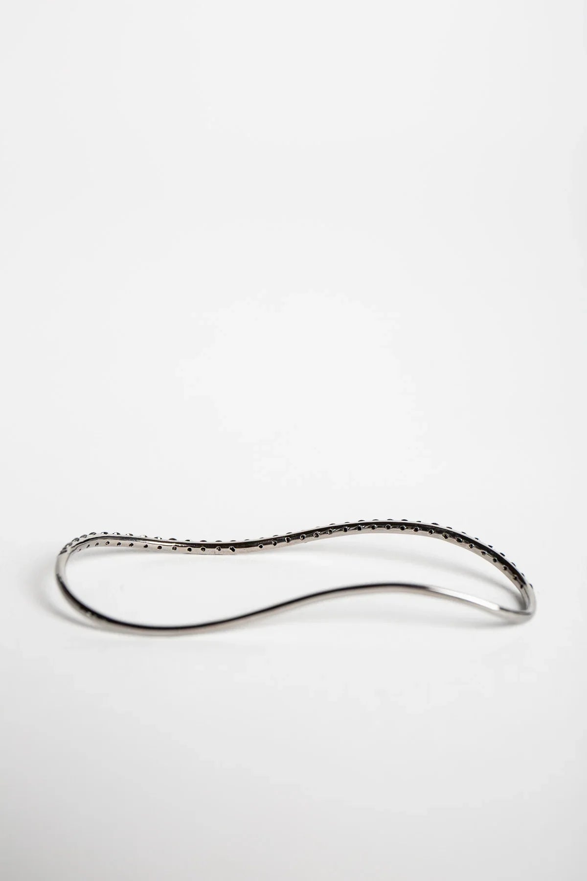 STEFERE | WHITE GOLD & BLACK DIAMOND HAND RING