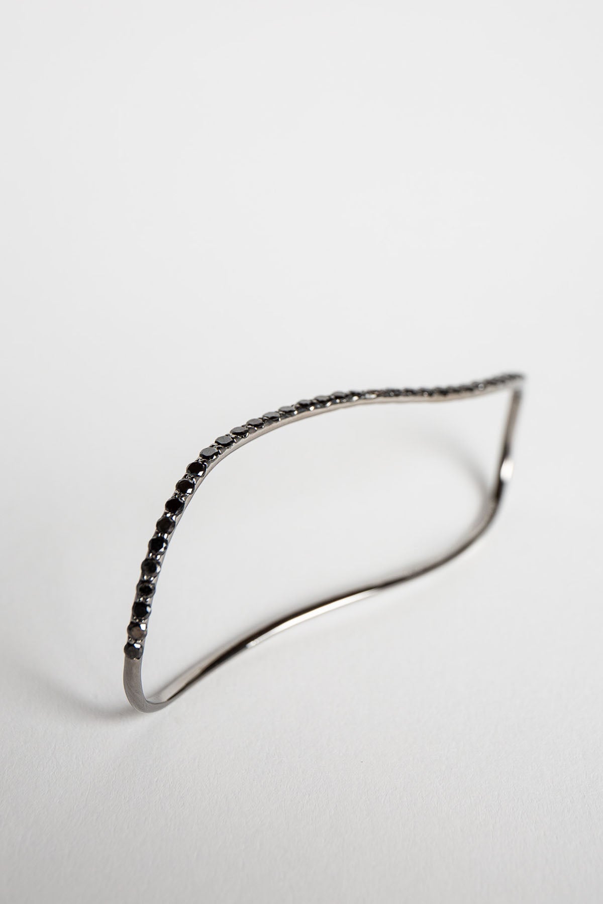 STEFERE | WHITE GOLD & BLACK DIAMOND HAND RING