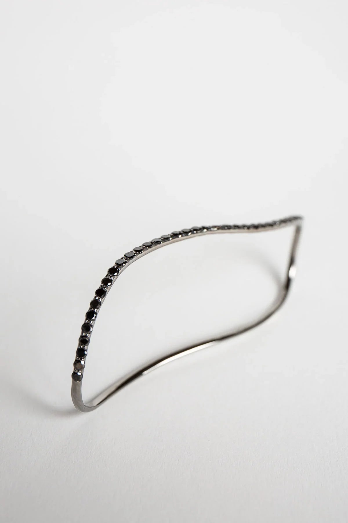 STEFERE | WHITE GOLD & BLACK DIAMOND HAND RING