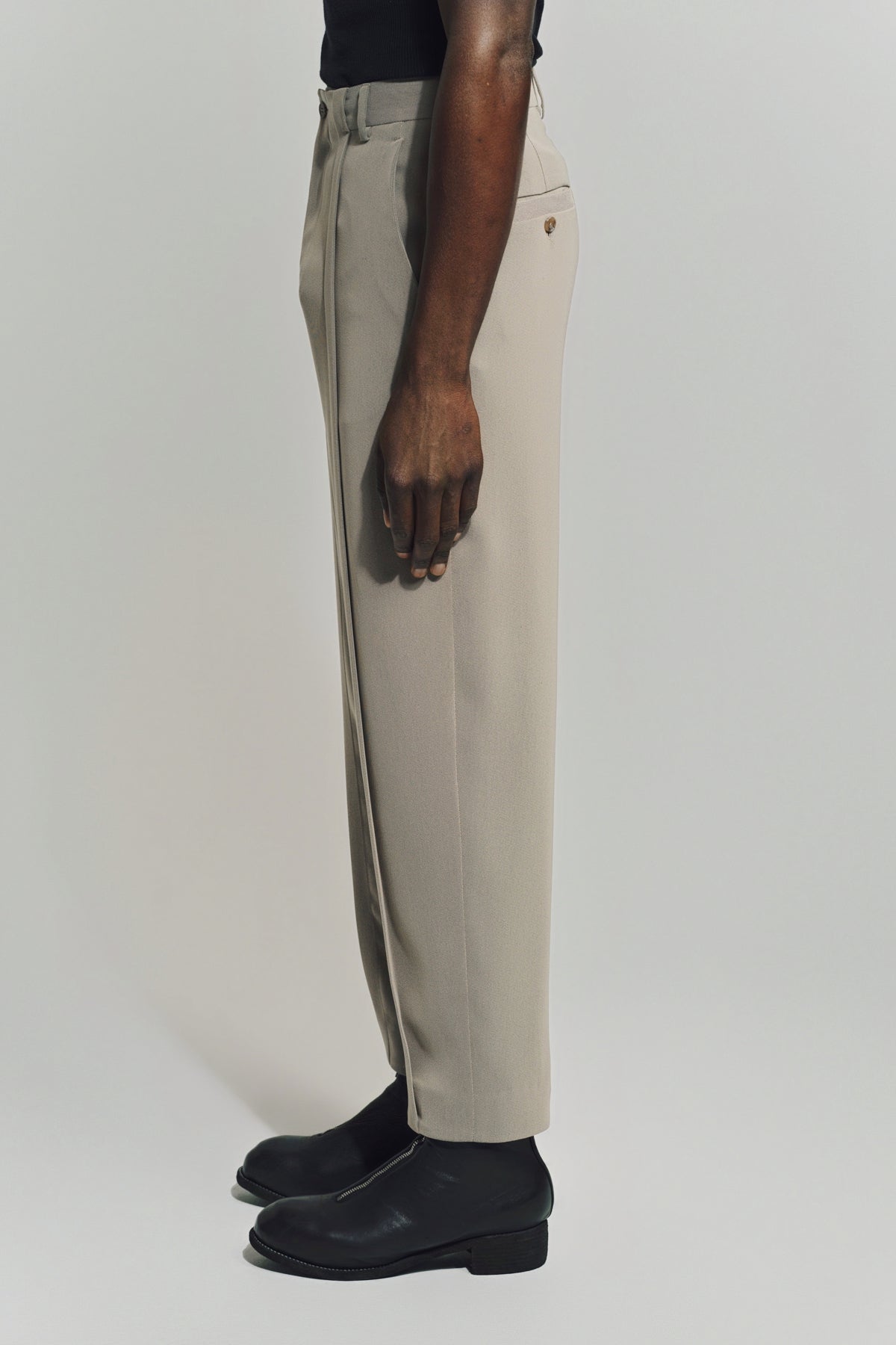 AUBERO | KNIFE PLEAT PANTS