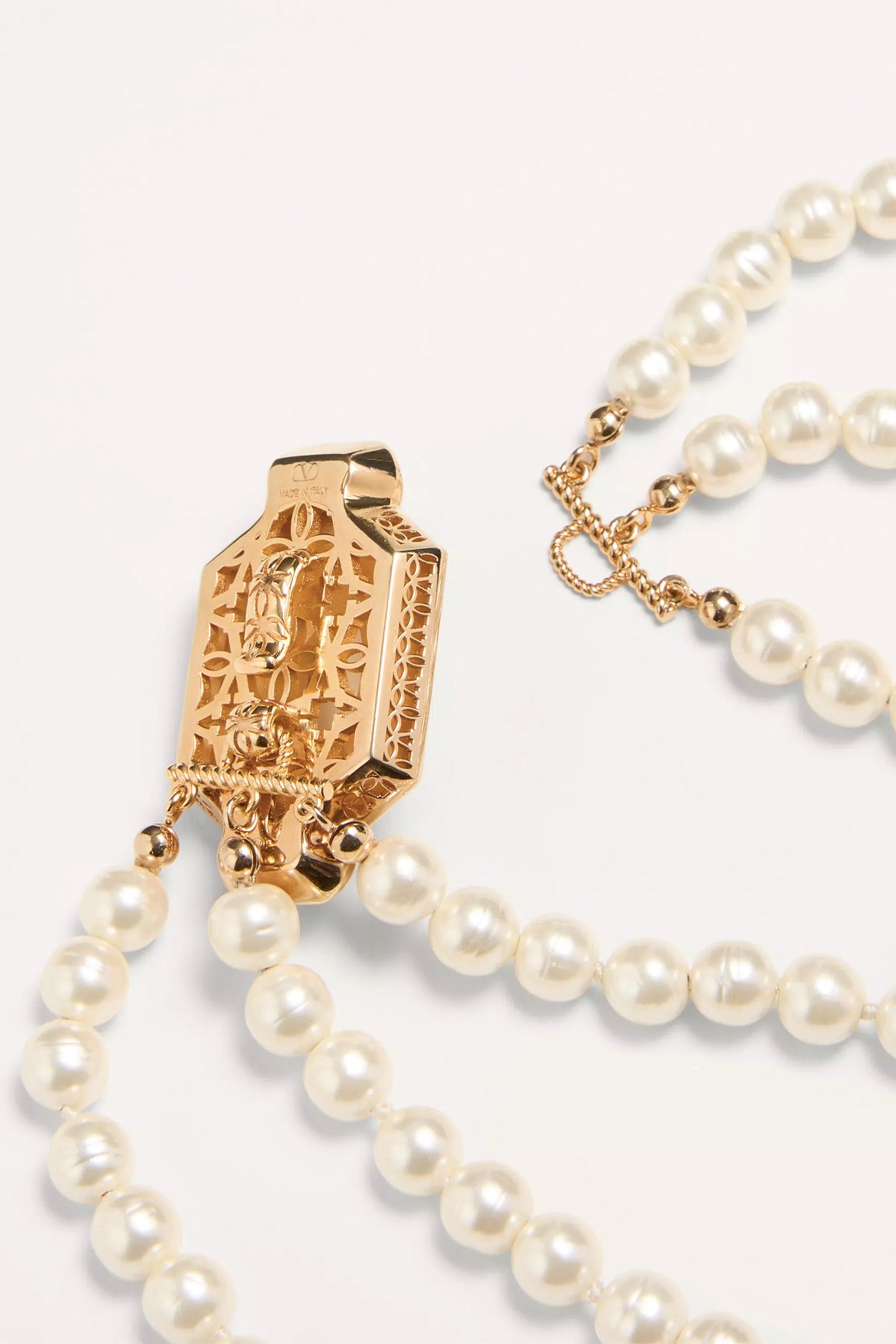 VALENTINO GARAVANI | PAS PLUS NECKLACE IN METAL, ENAMEL, RESIN, PEARLS AND SWAROVSKI® CRYSTALS