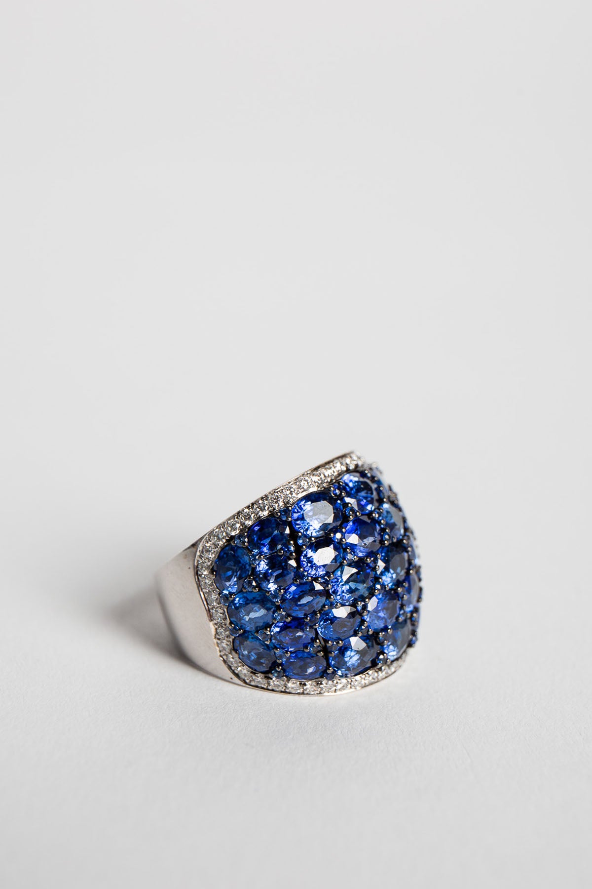STEFERE | WHITE GOLD, DIAMOND, AND BLUE SAPPHIRE RING
