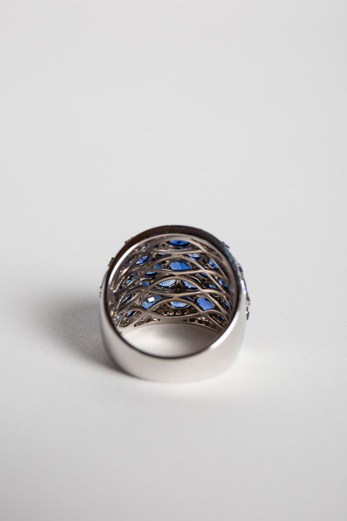 STEFERE | WHITE GOLD, DIAMOND, AND BLUE SAPPHIRE RING