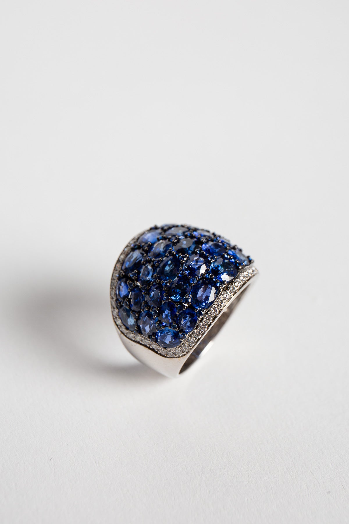 STEFERE | WHITE GOLD, DIAMOND, AND BLUE SAPPHIRE RING