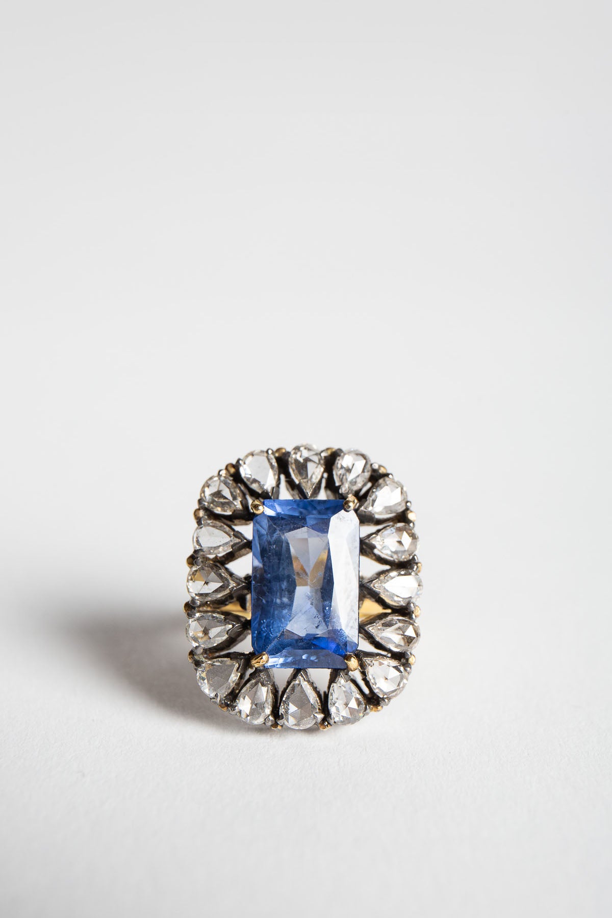 AMRAPALI LONDON | YELLOW GOLD SAPPHIRE & DIAMOND RING