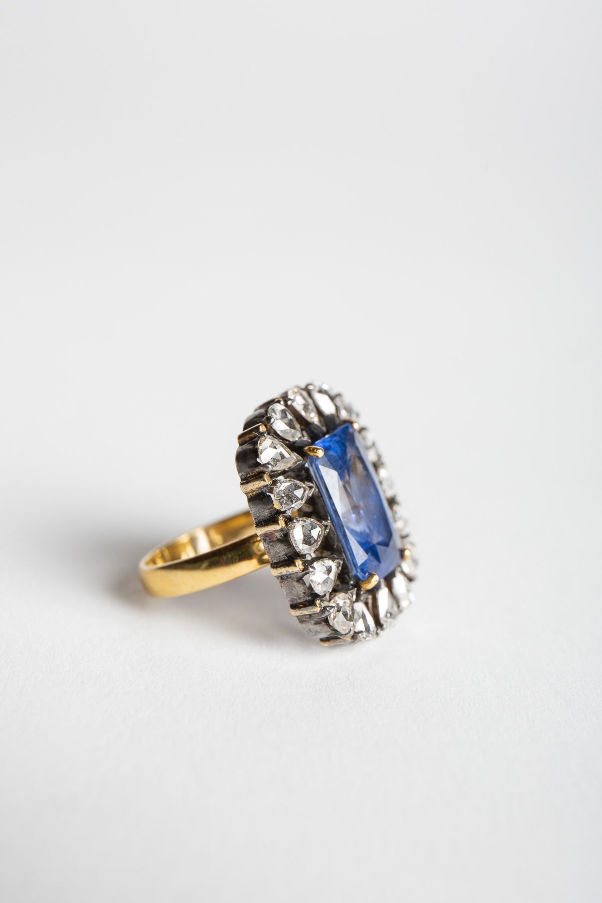 AMRAPALI LONDON | YELLOW GOLD SAPPHIRE & DIAMOND RING