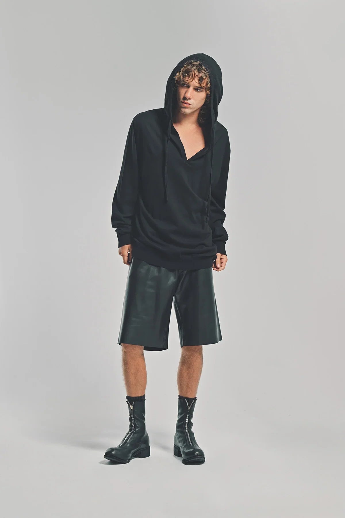 LARS ANDERSSON | HOODED V-NECK