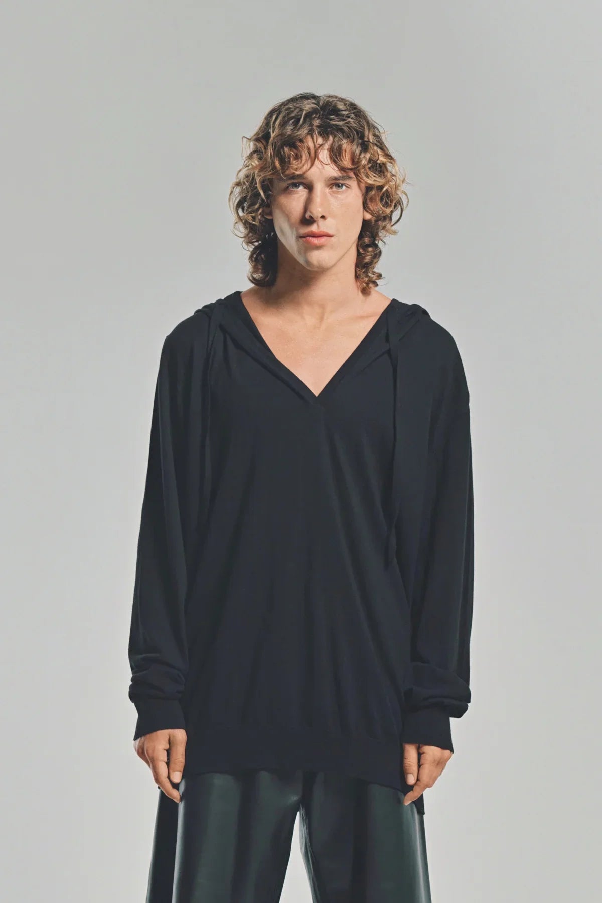 LARS ANDERSSON | HOODED V-NECK
