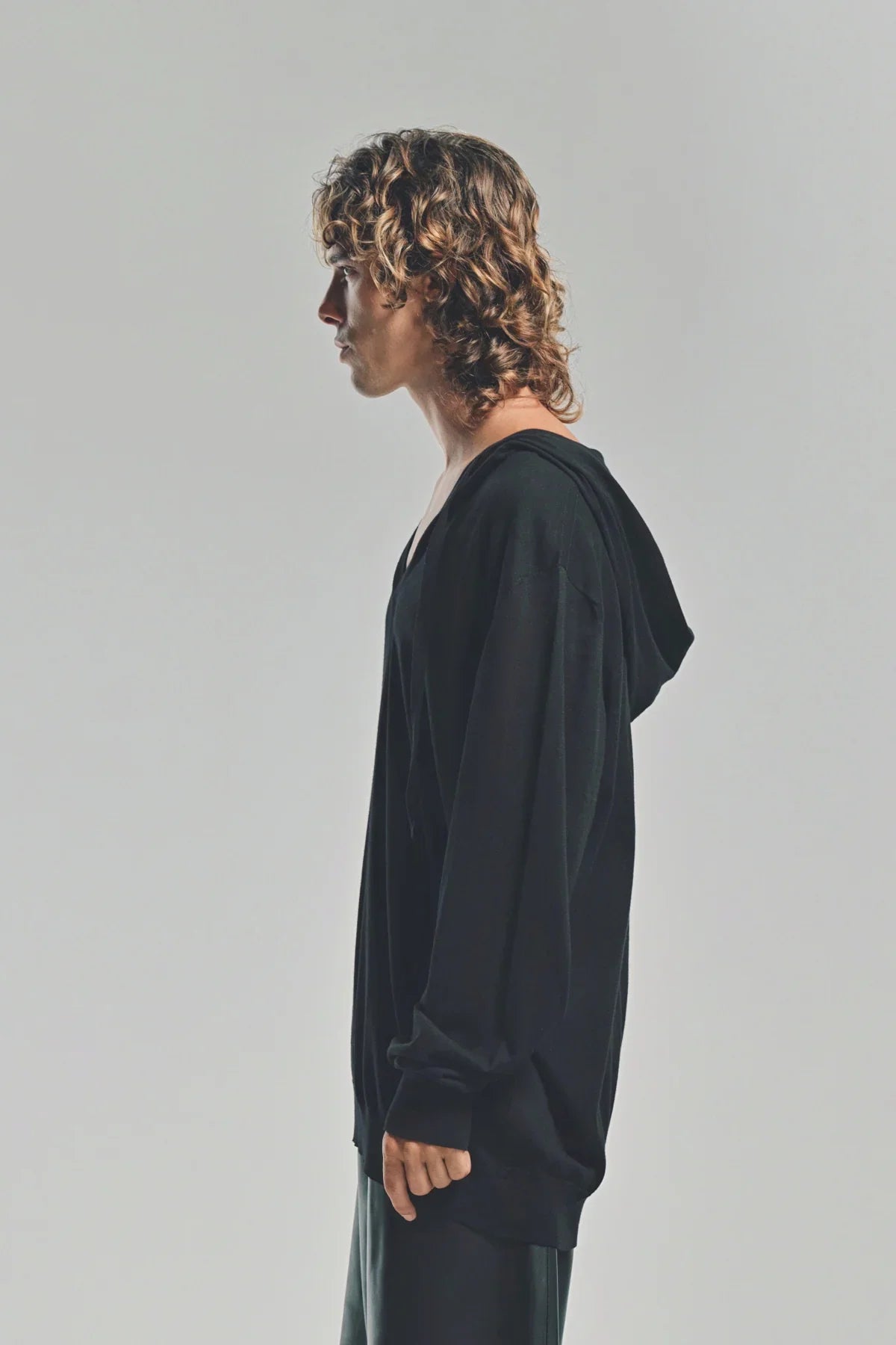 LARS ANDERSSON | HOODED V-NECK