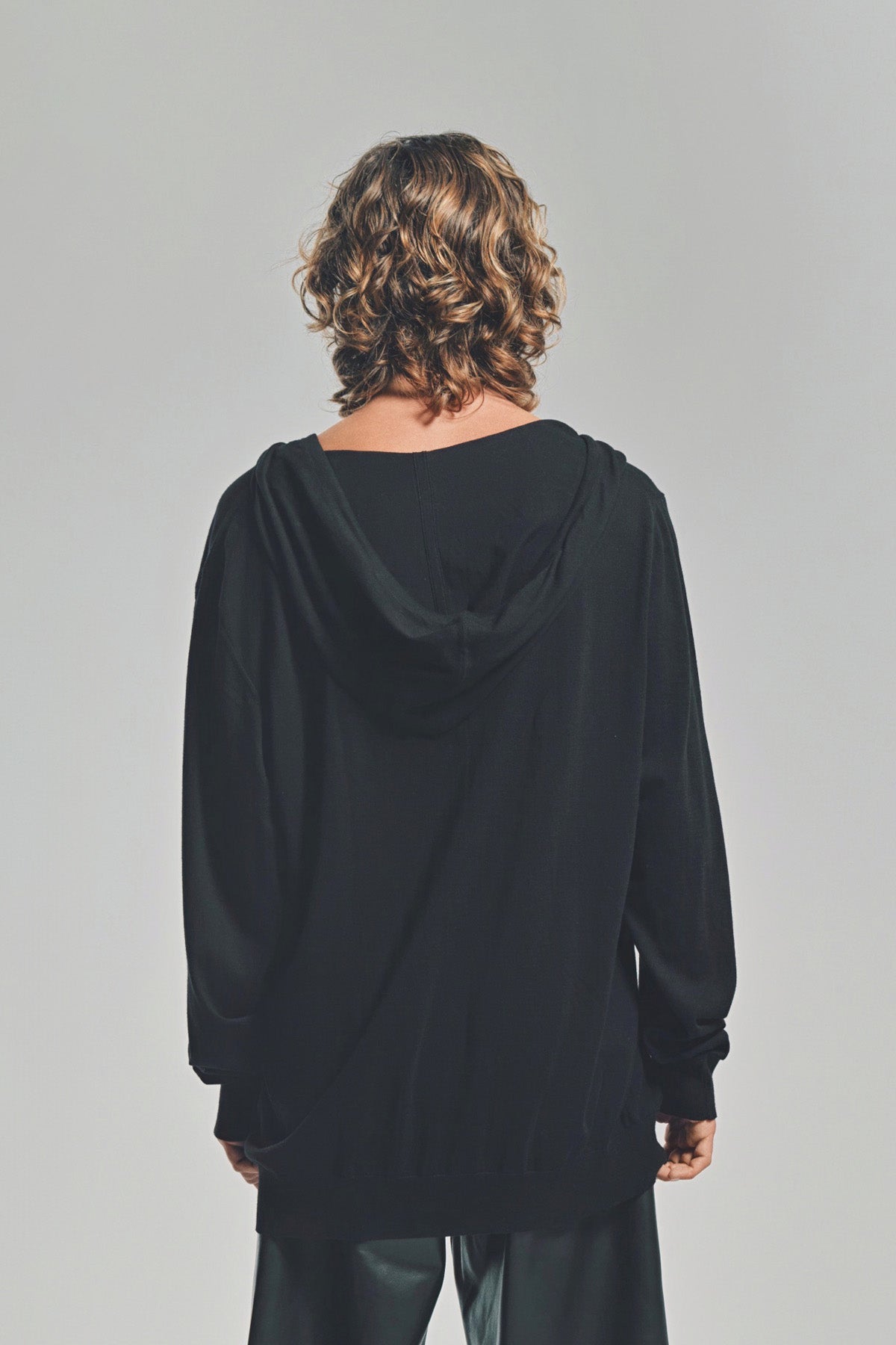 LARS ANDERSSON | HOODED V-NECK
