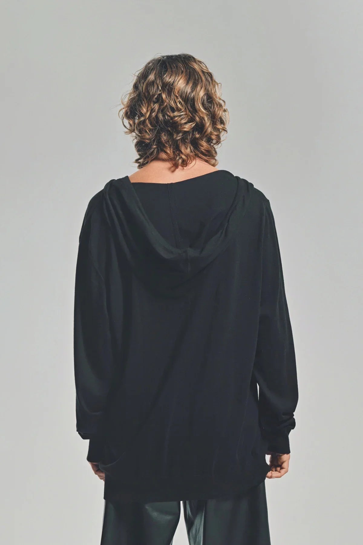LARS ANDERSSON | HOODED V-NECK