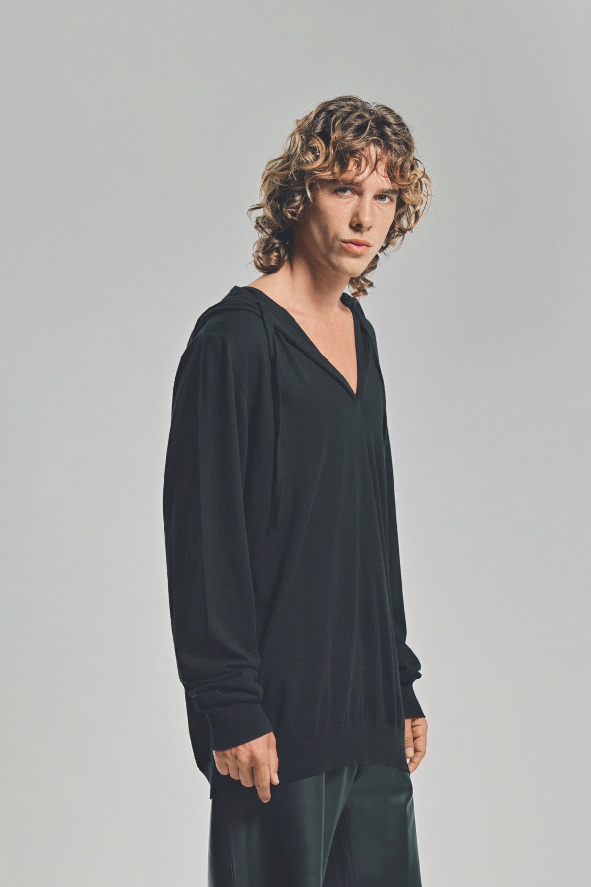 LARS ANDERSSON | HOODED V-NECK