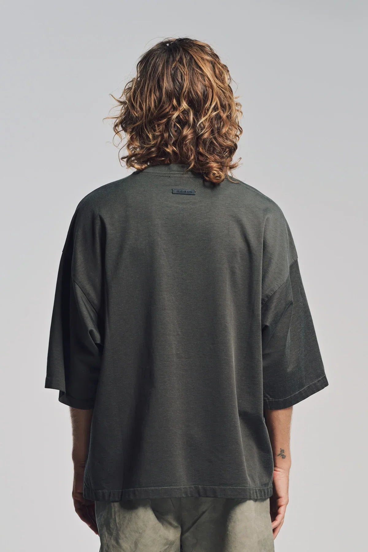 FEAR OF GOD | RELAXED SHORT SLEEVE T-SHIRT