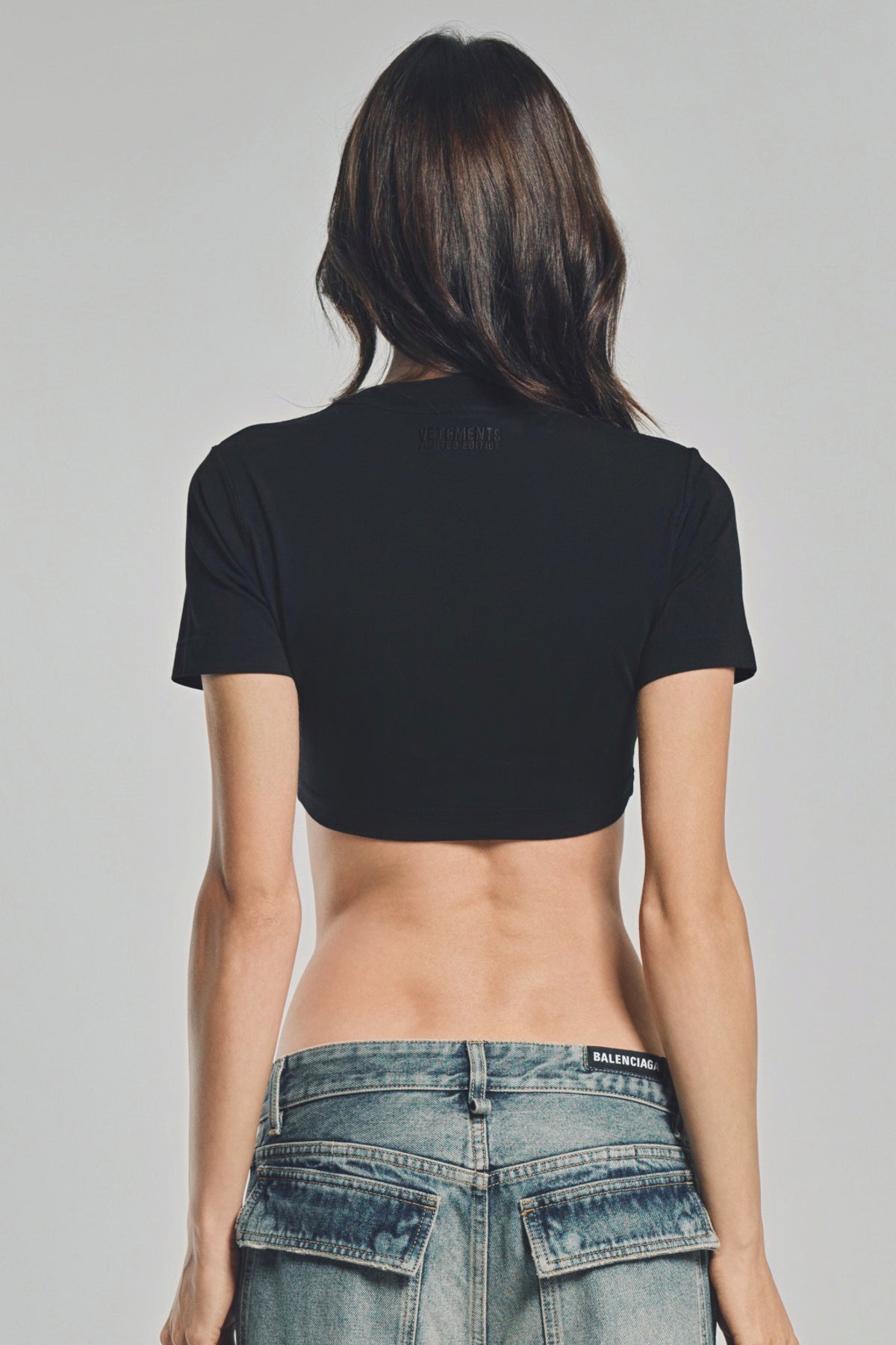 VETEMENTS | TRASH EMBROIDERED FITTED CROP TEE