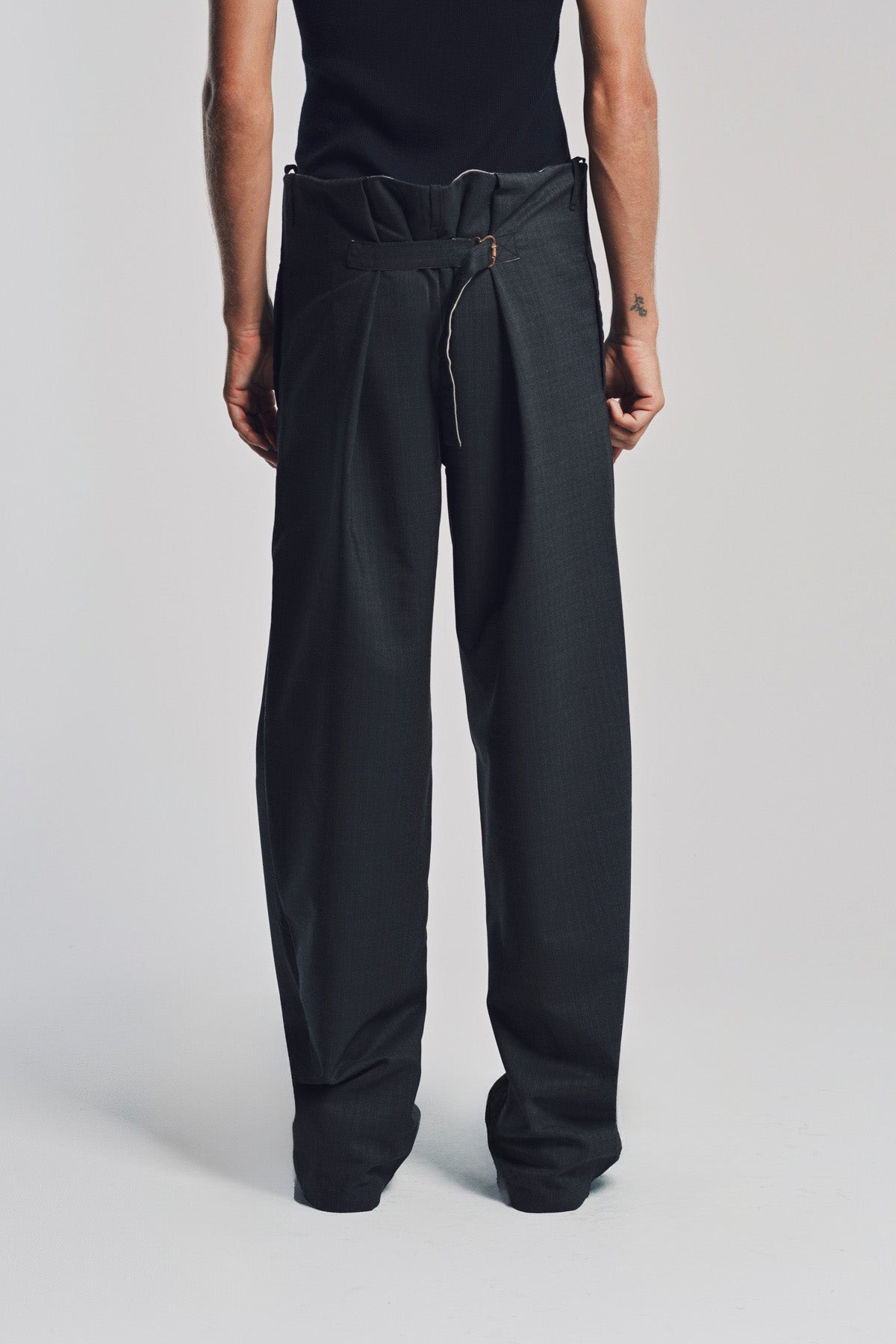 K'ANG | BUCKLE BACK PLEATED TROUSERS