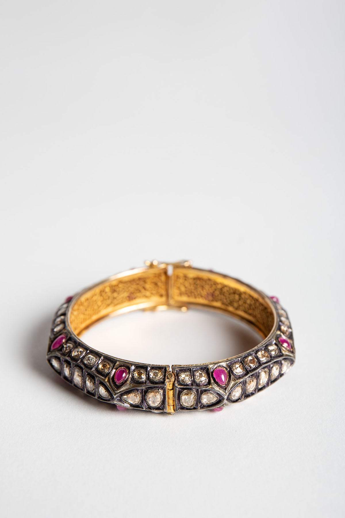 AMRAPALI LONDON | YELLOW GOLD DIAMOND & RUBY BANGLE