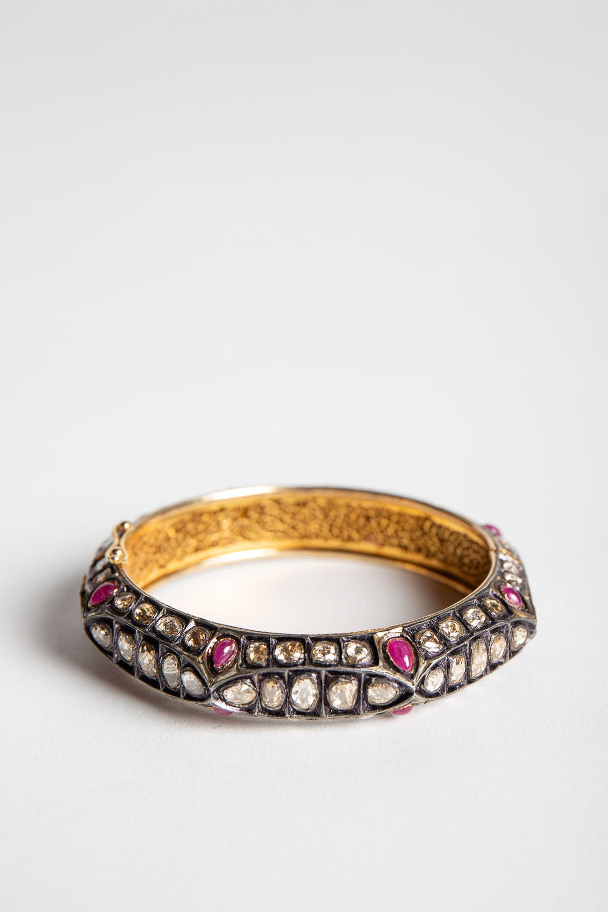 AMRAPALI LONDON | YELLOW GOLD DIAMOND & RUBY BANGLE