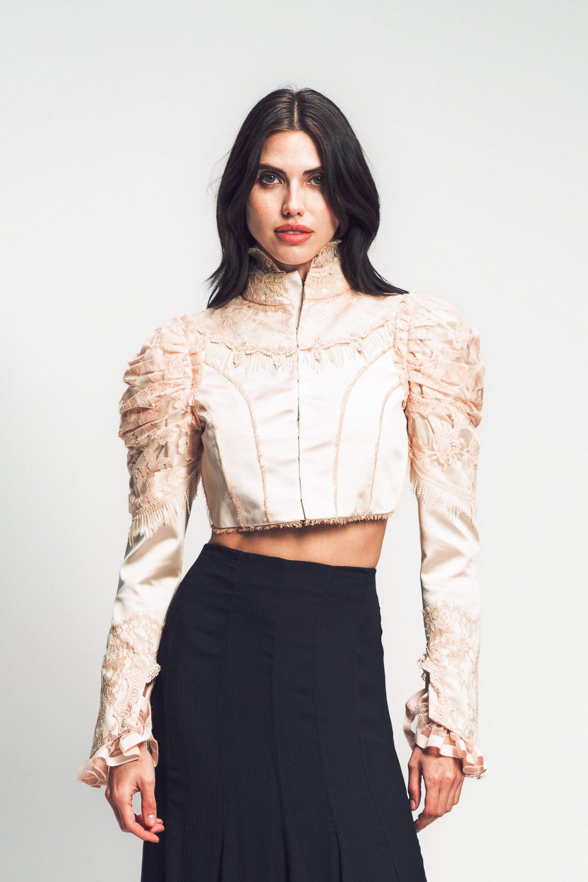 CHLOÉ | CROPPED FITTED JACKET IN SILK DUCHESS SATIN & LACE